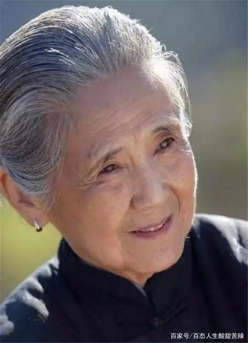 而不久前的1月30日,《暖春》中小花爷爷的扮演者田成仁老师也去世了