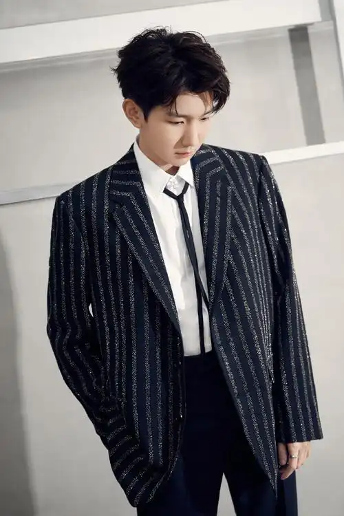 王源条纹碎钻西装造型