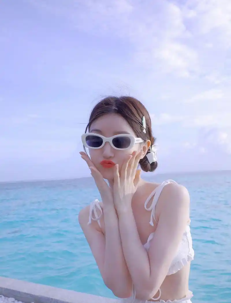 毛晓彤马尔代夫泳装照,好身材姐姐又甜又美,特别吸睛.