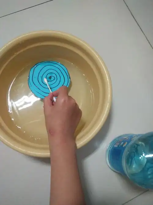 何佳乐小实验,.准备洗洁精,棉签,一盆水.