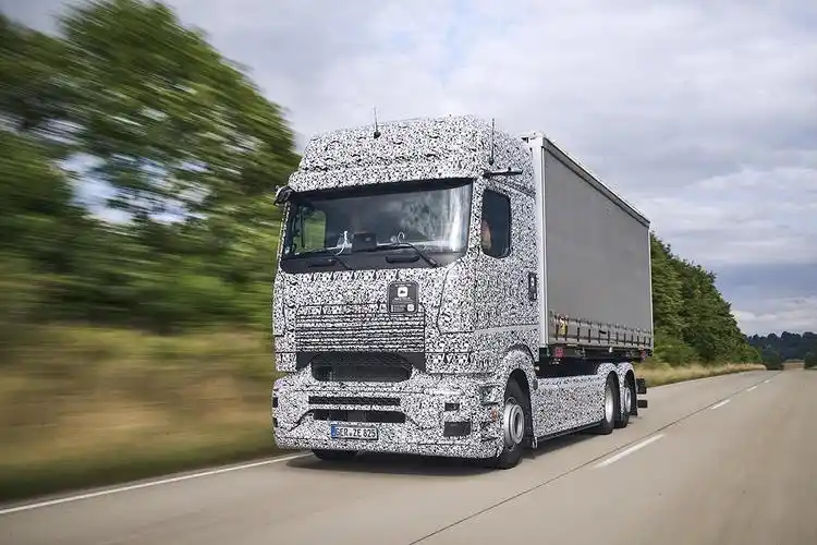 10月10日全球首发 梅赛德斯-奔驰eactros 600电动重型牵引车正在抓紧