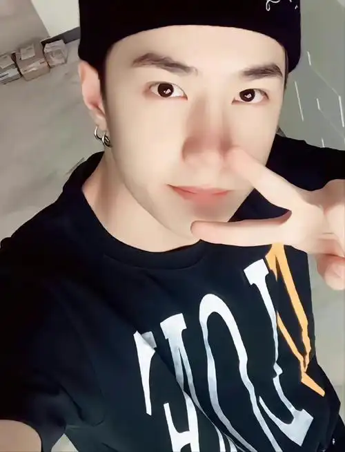 王一博终于晒自拍了