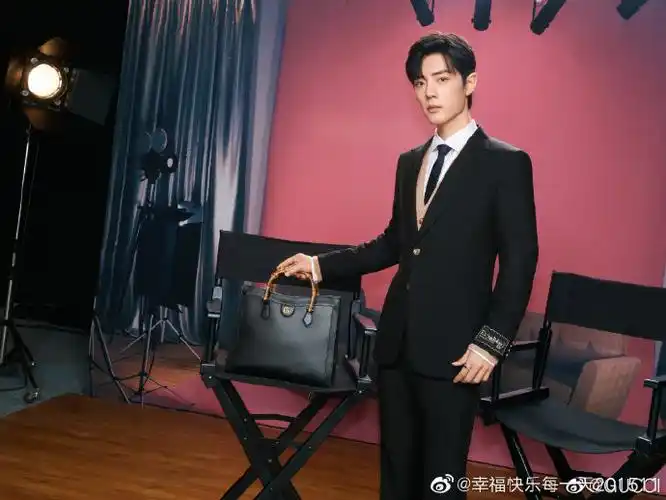 人#今天抽时间去取了肖战同款旅行包,这款是我看@gucci4月21日发的,我