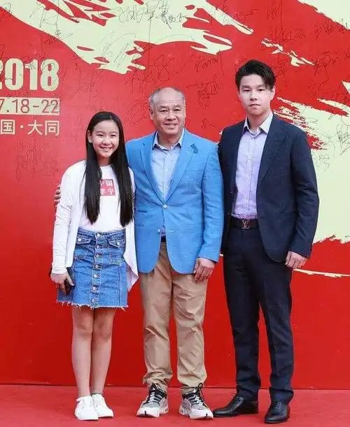 60岁李宁沧桑似老爷爷62岁妻子风韵犹存如少女夫妻同框似隔辈