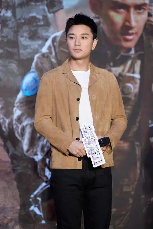 贾乃亮近照曝光,一身西装干练英气,神采奕奕活出男人潇洒的样子