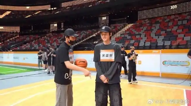 刘耀文指导宋亚轩打篮球##刘耀文给宋亚轩传授篮球技巧##宋亚兴说