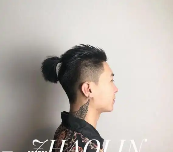 2019两侧剃光中间留长的发型图片