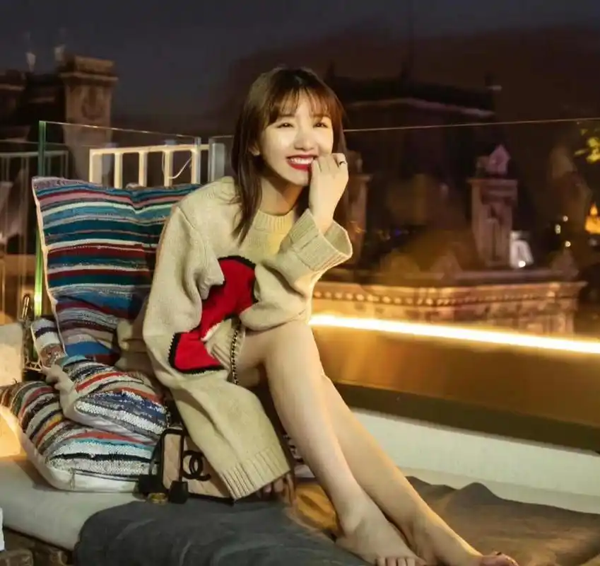 毛晓彤,难得一见的光脚照片,美了美了