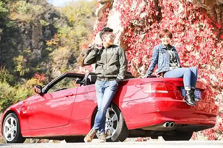 浪漫跑车陆用车驾驶汽车内部青年男女开车出去旅行背景