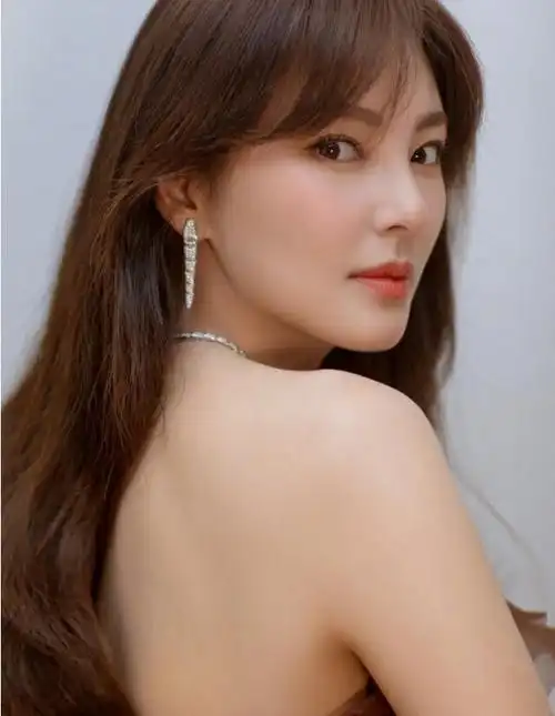 张雨绮的鼻子好奇怪是不是整过 张雨绮鼻子侧面啥样