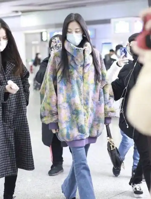 辣妈张碧晨瘦成竹竿穿扎染外套上身空荡紧身裤也松垮