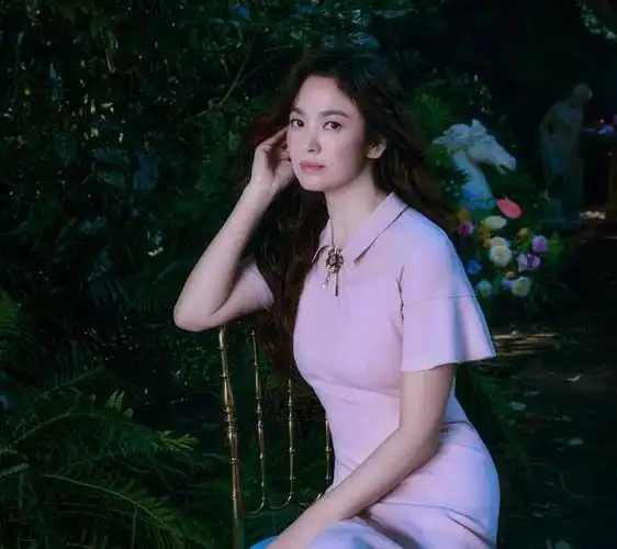 宋慧乔的原装身材真靓黑色上衣配半身裙知性干练时髦大气