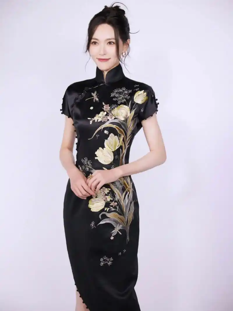 唐嫣的颜值  唐嫣身着黑色旗袍,优雅又妩媚,简直美到窒息!