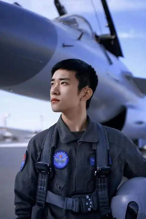 易烊千玺为空军招飞宣传#易烊千玺超话我们向未来真的很帅(没错在