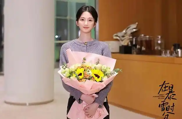 史芮伊个人资料显示:她原名叫史文珺,身高173 cm,今年25岁,是1999年10