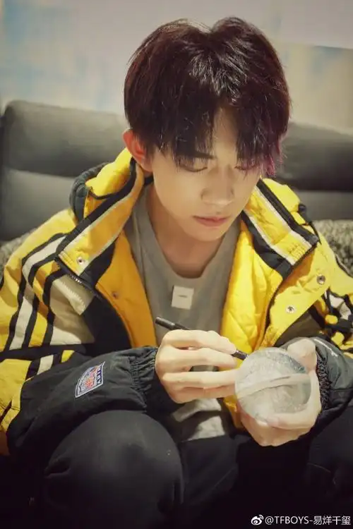 易烊千玺二十冠岁朝暮锦程##易烊千玺20岁