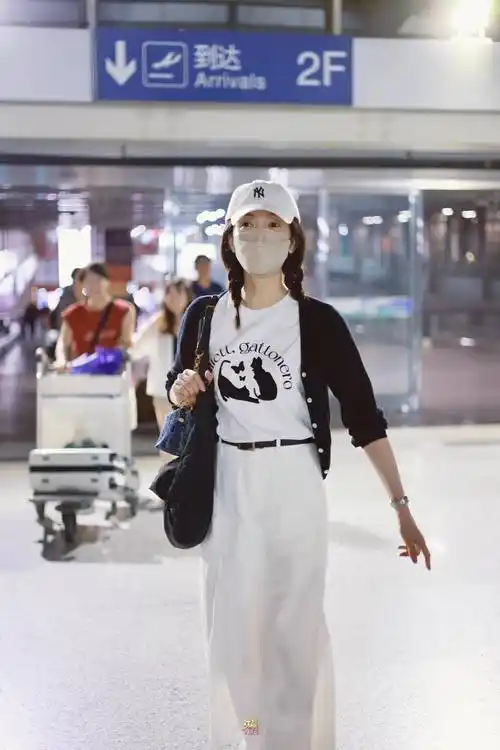 "江疏影"的度假穿搭造型真心"嫩",白衬衫 短裤,37岁元气满满