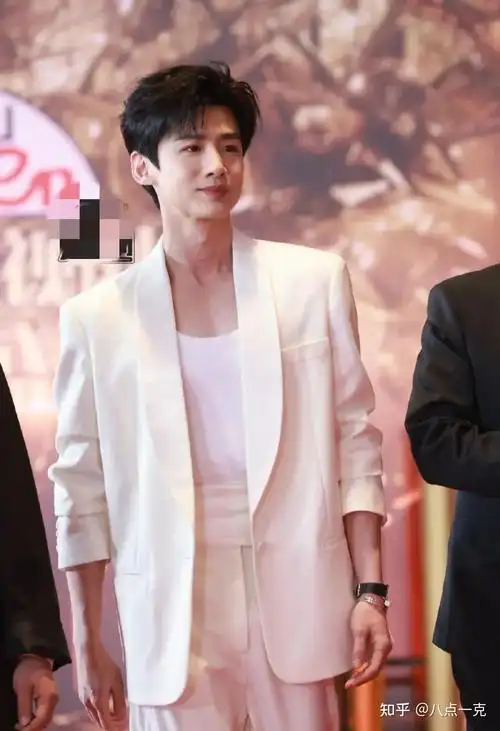 在一众黑色西装为主的红毯上,白敬亭身着纯白西装惊艳亮相,举手投足间