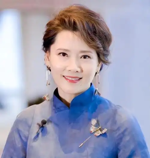 看了何赛飞的发型才明白:原来中年女人这样打理发型,更洋气减龄