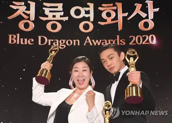 在仁川永宗岛百乐达斯城酒店举行的第41届韩国电影青龙奖颁奖典礼上