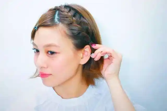 编发比较偏优雅浪漫,步骤虽然有点多,但是都是重复性的,而且非常简单