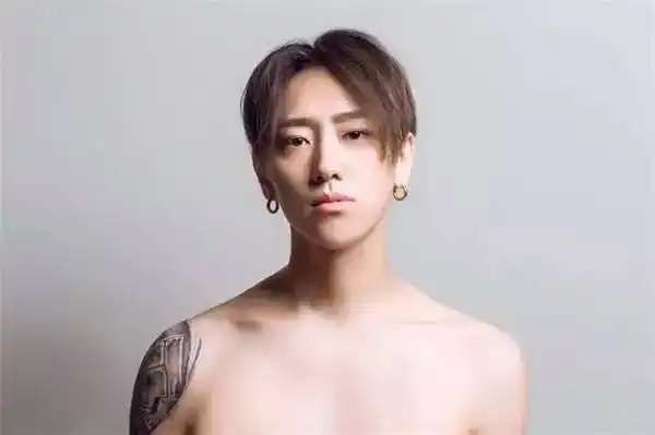 黑料三:母亲诈骗,欠债不还有人爆料说魏巡妈妈为了包装他欠债400万