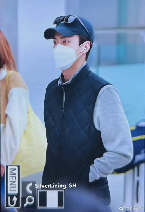 吴世勋机场饭拍图#好久不见的帅哥机场图啊,为什么戴着口罩都这么