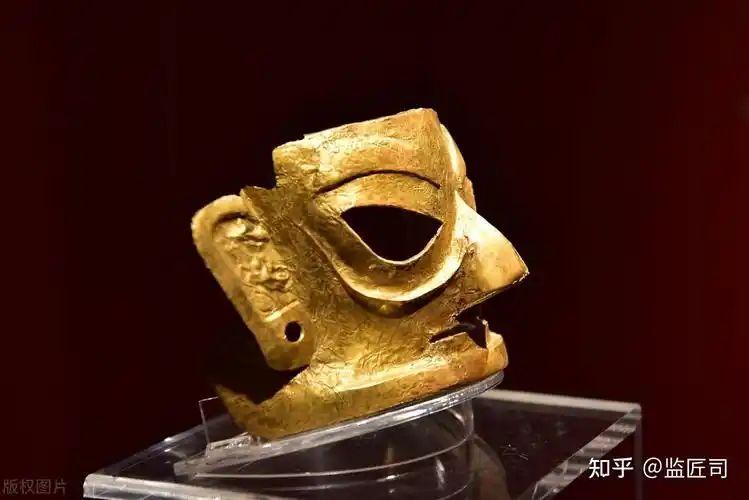 7.青铜人面鸟身像