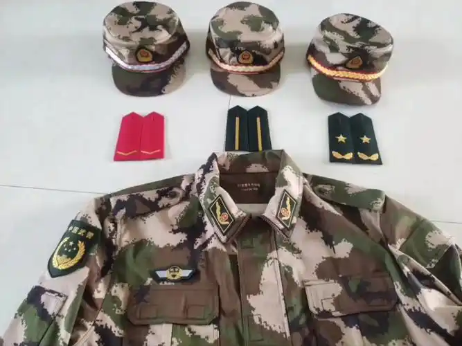 武警不同的军衔,不止大檐帽上 有区别,相对应的在迷彩帽也有所不同