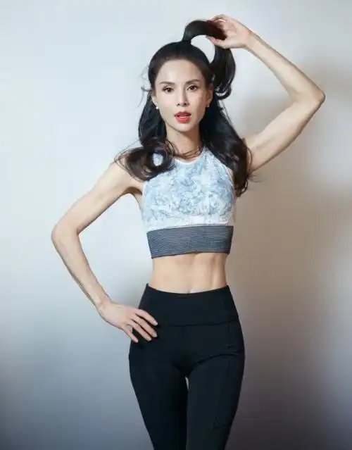 56岁李若彤近照曝光,空气刘海造型减龄,体态状态不像年过百半