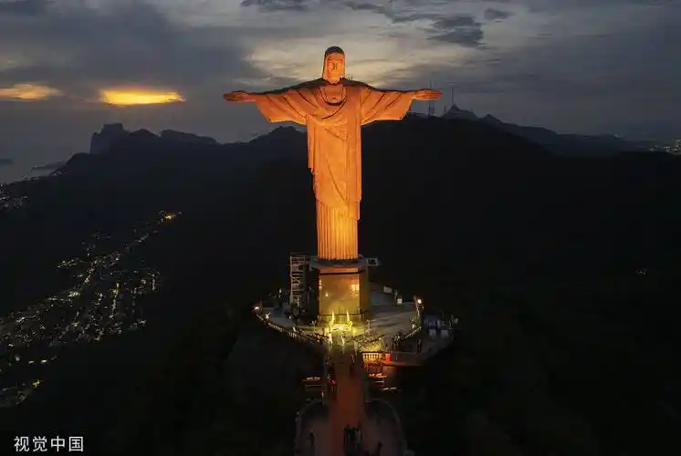 巴西耶稣像点亮橙色灯光呼吁反对性别暴力