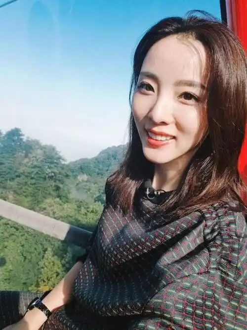 央视李思思晒素颜健身照!