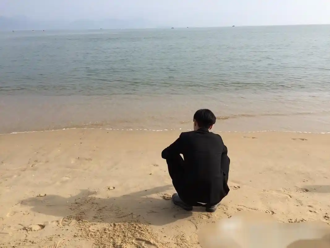 情人节这一天的张艺兴,独自在海边,露着孤单的背影