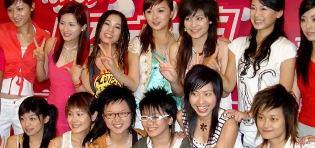 1,李宇春2005年《超级女声》年度总冠军.中国首位民选 超级偶像 .