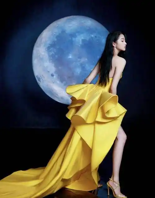 关晓彤一身黄色礼服凸显好身材,与鹿晗应援色遥相呼应,鹿嫂有心了