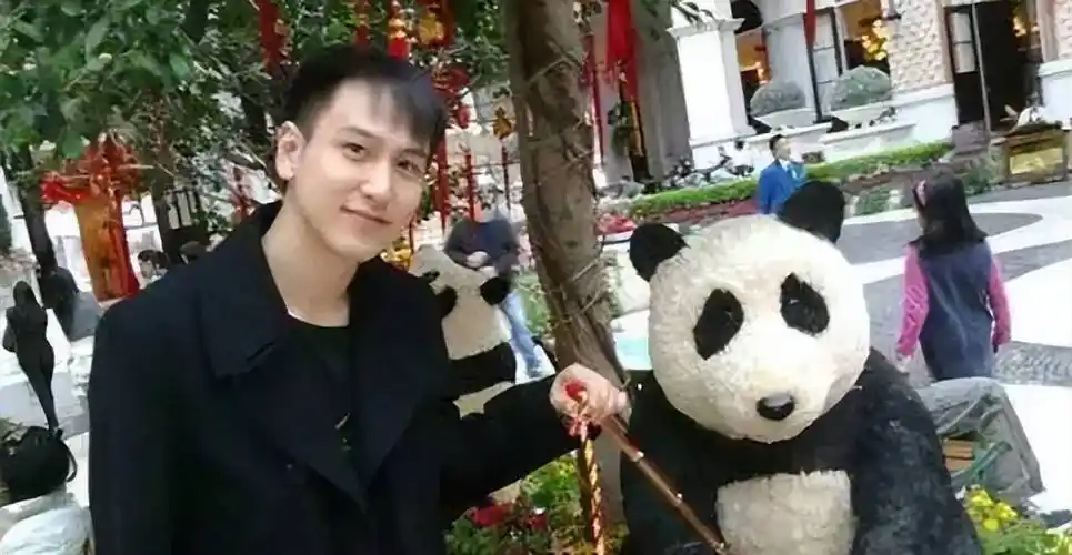 之后更是有香港名流圈子的阔太太爆料,曾经有一个算命大师说过,汤珈铖