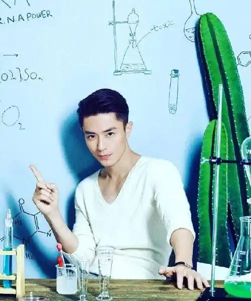 小手轻撩秀发气质高冷,五官酷似霍建华不像妈_林心如_明星_妈妈