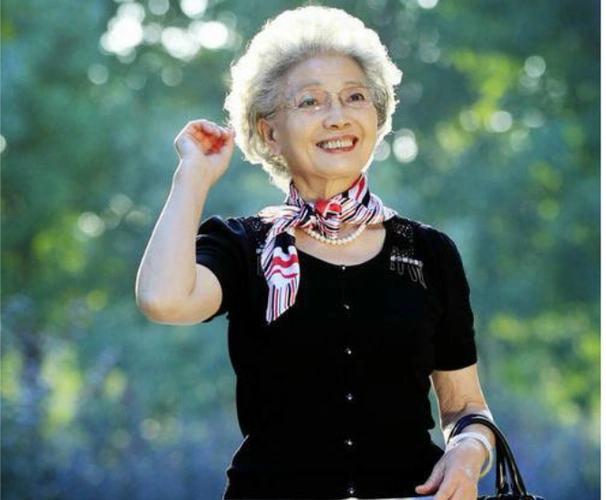 老年人白发多不想染发,什么发型减龄?试试蓬松洋气的小卷发型吧