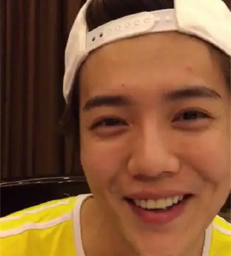 鹿晗素颜照曝光 花美男卸妆之后变清秀小伙