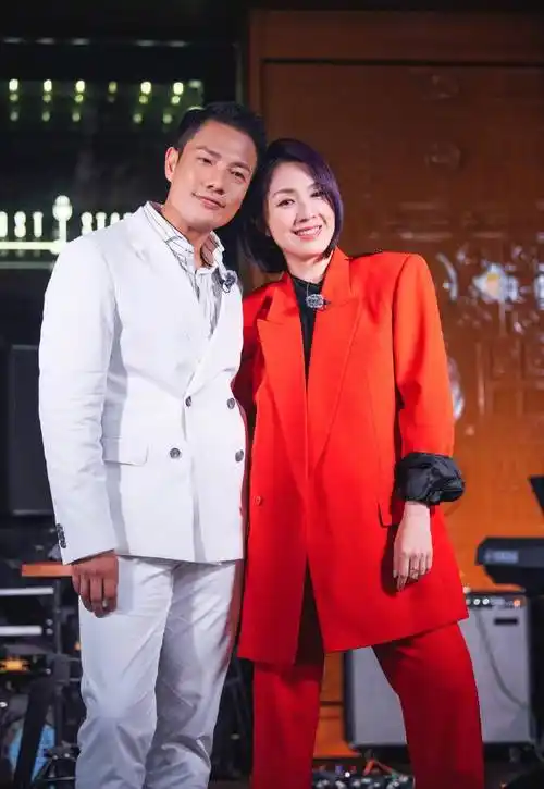 杨千嬅携老公甜蜜同框,岁月也太眷顾她,一身西装尽显少女般身材