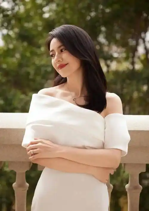 原创高圆圆活动现场人满为患中途一人还摔跤还有一群人举着手机拍