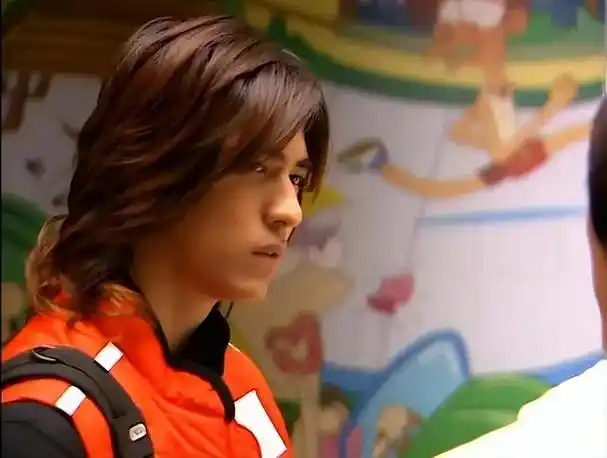 6位留长发却不娘的男星,个个五官硬朗,野性又帅气