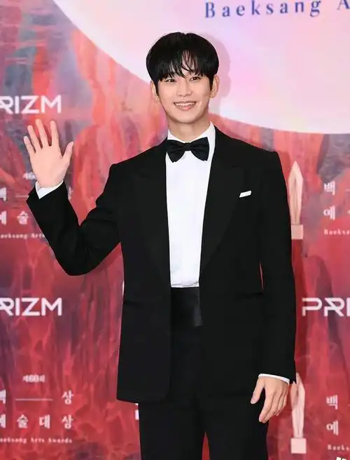 宋钟基坐冷板凳,宋慧乔扬眉吐气,汤唯美的出众|影后|模特|金秀贤|黄政