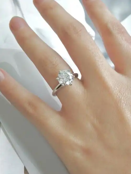 心心念念的2克拉钻戒,终于拿到手啦!__财经头条