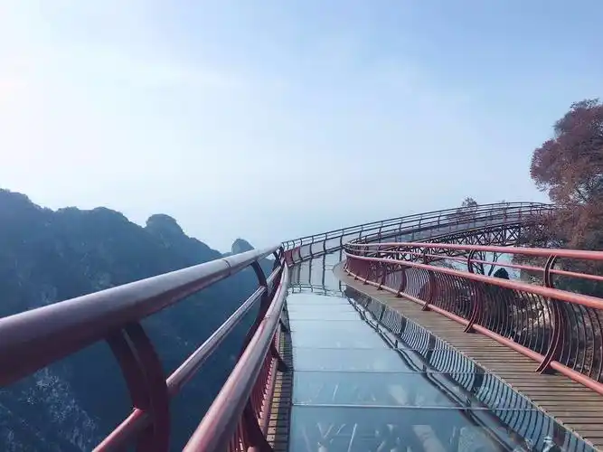 来到少华山你真的没想到这里的玻璃栈道是这么的惊险刺激!