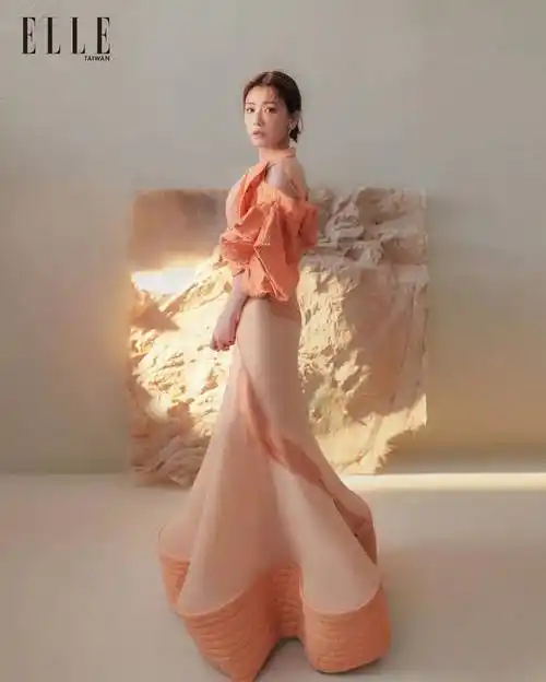 49岁贾静雯完全放开,穿印花吊带上衣仰卧铁皮船上,身材火辣姿势撩人