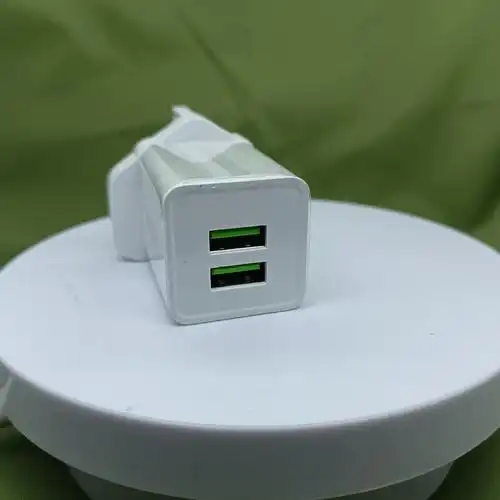 港版新款手机充电器双口usb英规充电器 5v2a三角旅充英规充电头