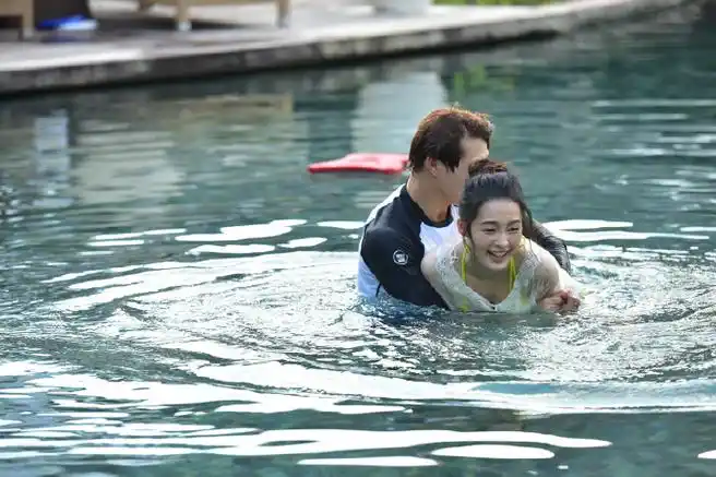 给魏大勋吹头发的是李沁