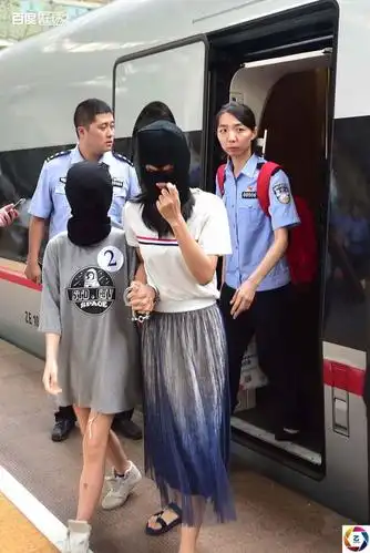 女大学生做代理被骗2万,警方跨省行动抓60人,千里押解场面壮观