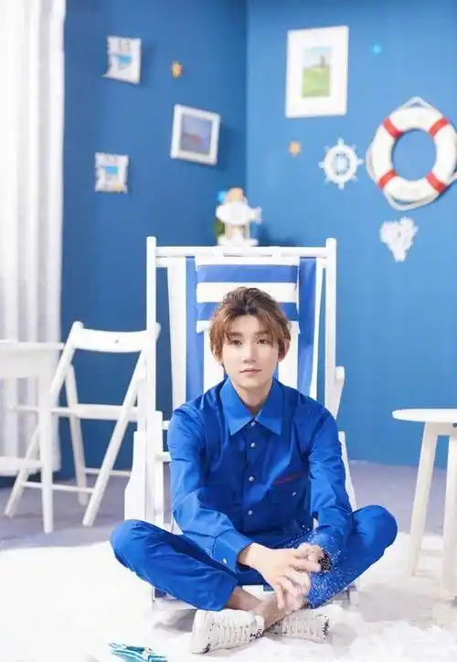 王源《明星制片人微计划》私服,蓝色装太惊艳,18岁这样穿合适吗